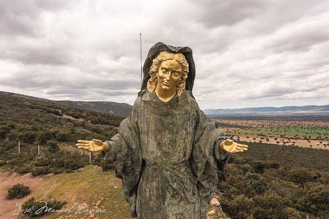 Estatua de la Virgen María