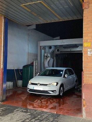 Washing and greasing Toribio