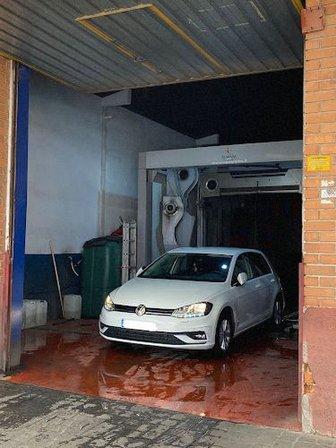 Washing and greasing Toribio