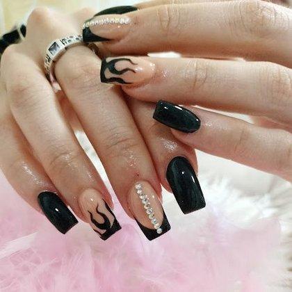 MIKA UÑAS