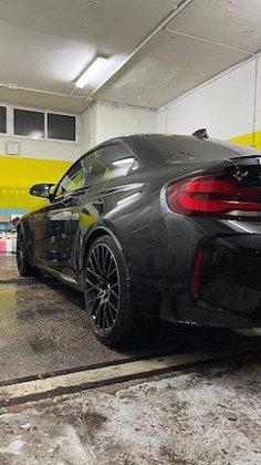Mr. Esponja: lavado de coches a mano