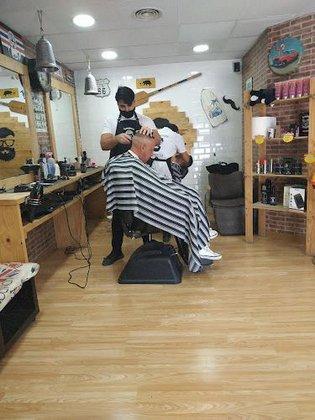Black & White Barber Club - Peluquería para Machotes