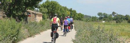 Away from the Crowds / Senderos y Pueblos