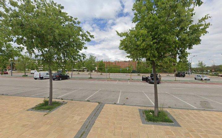 Estacionamiento de vehículos - Polideportivo Giner de los Ríos