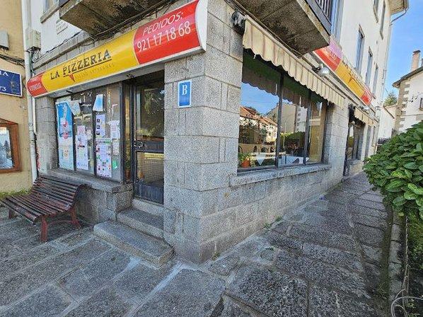 La Pizzeria.