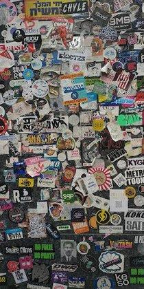 Pared con pegatinas