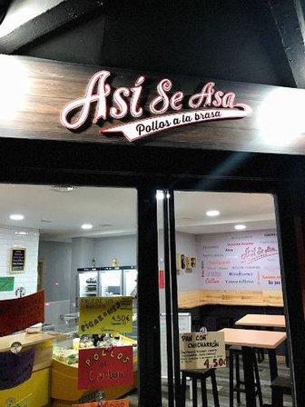 Así se Asa Pollos A La Brasa Pueblo Nuevo