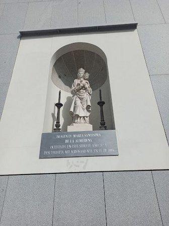 Imagen muralla Santa María de la Almudena