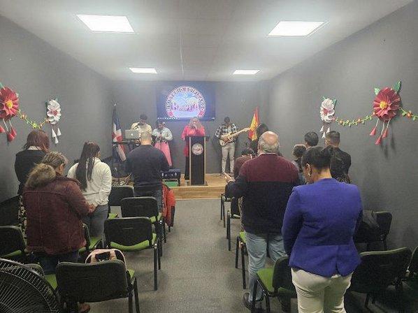 Iglesia evangélica edificando sobre la Roca
