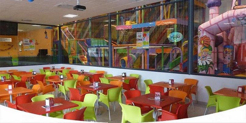 Parque infantil los bolindres. Alquiler de castillos hinchables.
