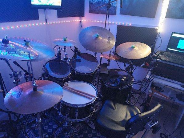 Escuela de Música - Clases de BATERIA, CAJÓN Y TECLADO
