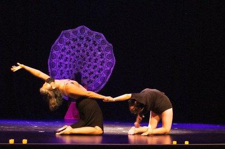 Escuela de Danza "A Través del Espejo"