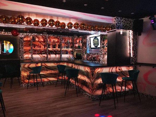 Malibu's pub