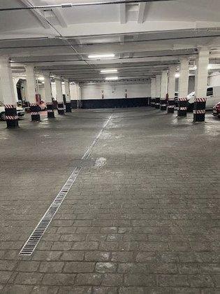 PARKING IN THE WAREHOUSE snifter