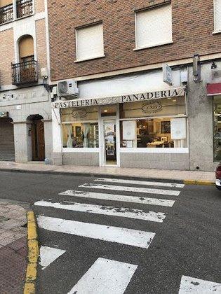PASTELERÍA-PANADERÍA • 1.925 • BOMBONERÍA-CROISANTERÍA.