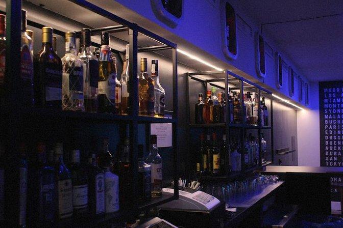 747, bar de copas, fiesta, dardos, música y baile