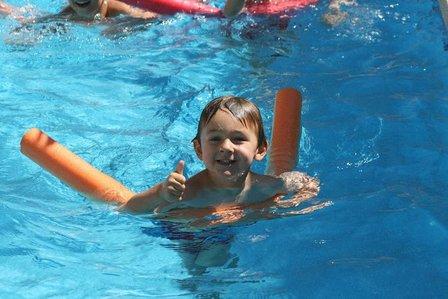 NATACION INFANTIL y MATRONATACION LA BRUJULA