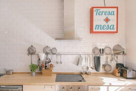 Teresa pon la mesa