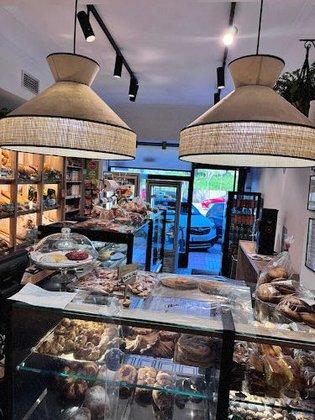 brunette cafe