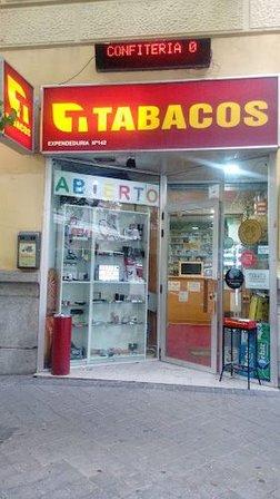 Estanco Fumando En Pipa