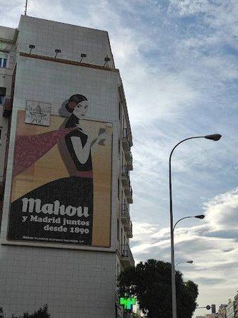 Mural publicitario de Mahou