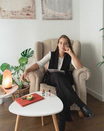 Belén Sánchez-quiñones Salís Psicóloga especializada en Sistémica, Gestalt y Duelo.
