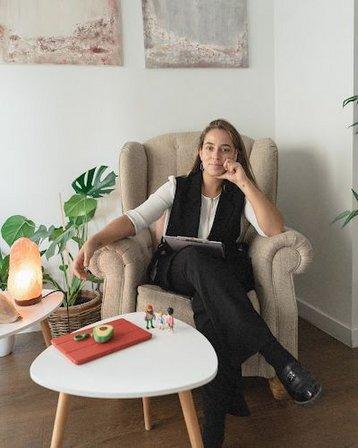 Belén Sánchez-quiñones Salís Psicóloga especializada en Sistémica, Gestalt y Duelo.