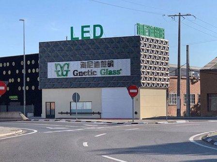 Gnetic Glass
