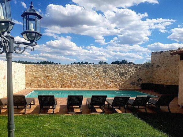 Casa Rural La Fuente del Pinar en Segovia. Con piscina, chimenea, wifi y barbacoa.