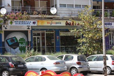 MUSICOPOLIX ALCORCON, ROYAL PIANOS Y SERVICIO LUTHIER