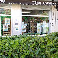 Detrás del árbol