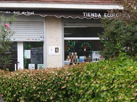 Detrás del árbol