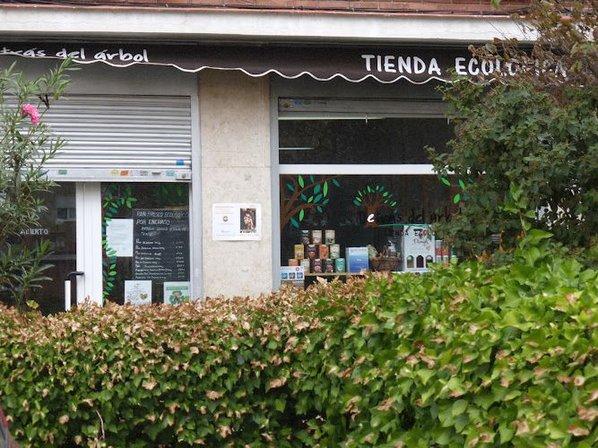 Detrás del árbol