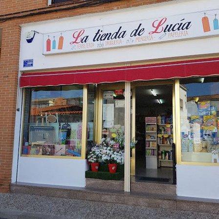 La tienda de Lucía FERRETERÍA-DROGUERÍA-MERCERÍA-PAPELERÍA.