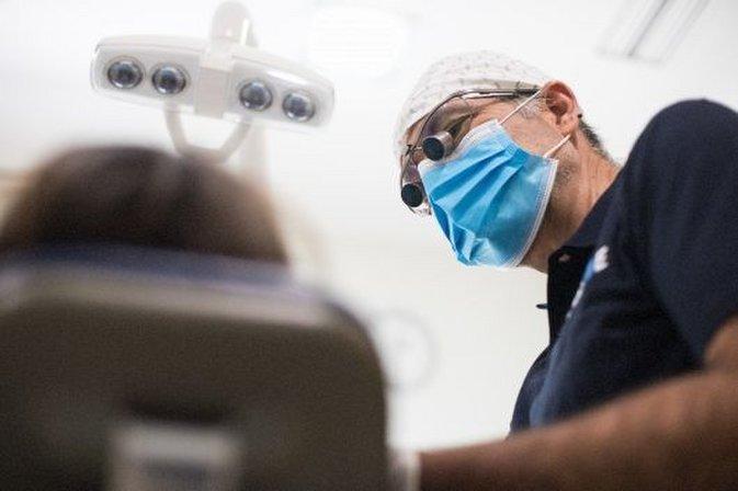 Dr. Fernando García Marín, Cirujano oral y maxilofacial