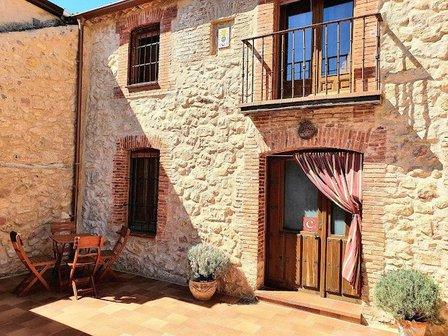 Casa rural La Fuente de Pavía en la provincia de Segovia, para 6 personas. Con chimenea, wifi, barbacoa y patio.
