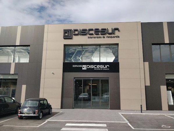 Discesur. Cerámica, cocinas Santos, maderas, baños y fachadas ventiladas
