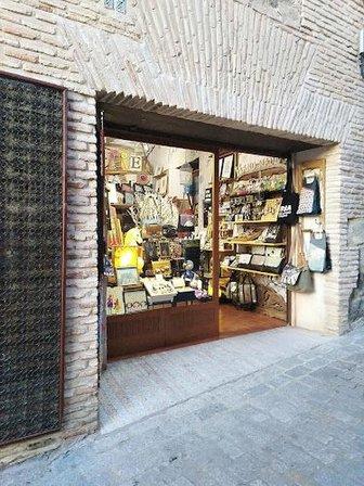 ENTRE ARTE Y PUNTO