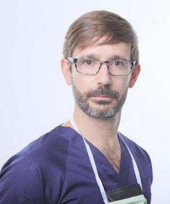 Dr. Alonso Bau González, Traumatólogo