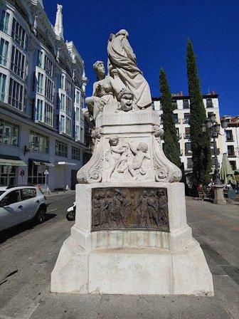 Monument Calderon de la Barca