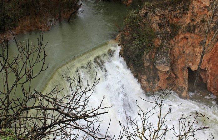 Presa de la Central en el Río Escabas.