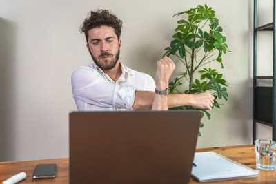 ¿Pasas muchas horas sentado? 5 minutos de estiramientos para aliviar la tensión